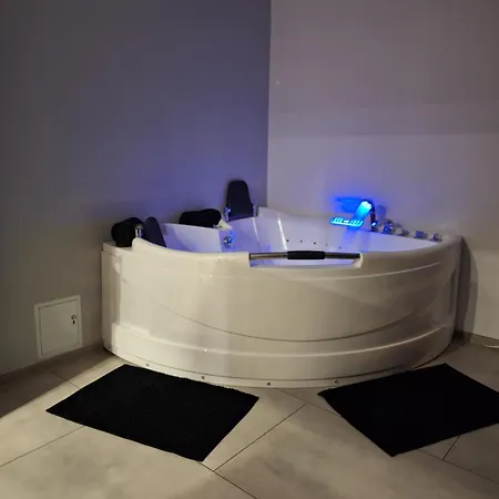 Apartament Z Jacuzzi W Centrum Katowic Kattowitz Exterior foto